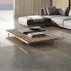 Cận cảnh bàn trà gỗ teak nan phong cách hiện đại, phù hợp sân vườn