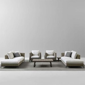 Bộ sofa sân vườn 6 món gồm 2 ghế đơn, 2 sofa dài và bàn trà lớn, đan rope chắc chắn, nệm màu sáng.
