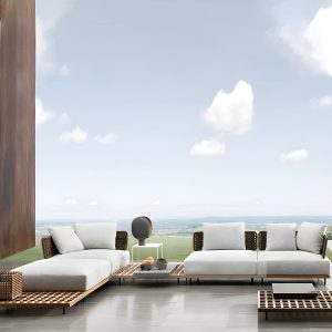 Sofa ngoài trời dạng L, khung gỗ teak, nệm trắng, bàn phụ nan gỗ, view thiên nhiên