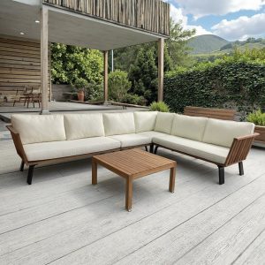 Bộ sofa sân vườn góc L, nệm kem, bàn trà gỗ, không gian ngoài trời xanh mát
