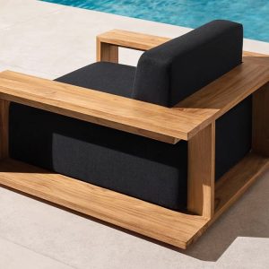 Cận cảnh ghế đơn gỗ teak nệm đen, đường nét vuông vức, hiện đại