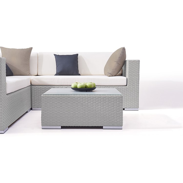 Cận cảnh bàn trà sofa sân vườn mặt kính, khung giả mây xám nhạt