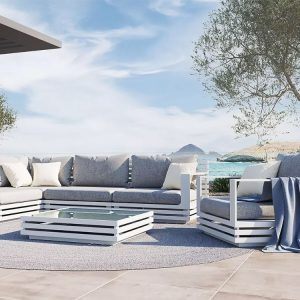 Bộ sofa ngoài trời màu trắng, nệm xám, bàn trà kính, phối nhiều gối tựa, không gian biển