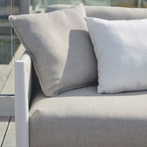 Gối tựa sofa ngoài trời màu ghi sáng và trắng, chất liệu vải cao cấp