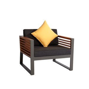 Ghế đơn sofa ngoài trời khung nhôm, ốp gỗ, nệm xám, gối vàng