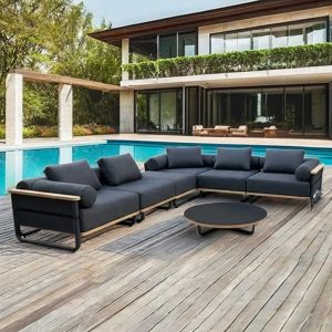 Sofa ngoài trời góc L hiện đại đặt cạnh hồ bơi, thiết kế sang trọng, phù hợp biệt thự