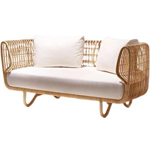 Sofa đôi giả mây ngoài trời, nệm trắng, gối tựa, kiểu dáng bo tròn hiện đại