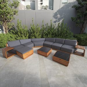 Sofa sân vườn hiện đại, khung gỗ tự nhiên, nệm vải ghi, bàn trà mặt đen