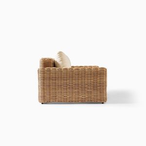 Góc nhìn ngang ghế sofa sân vườn đan tay chắc chắn