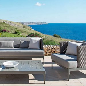 Sofa sân vườn khung nhôm, đan giả mây xám, nệm ghi, bàn trà mặt kim loại, view biển đẹp