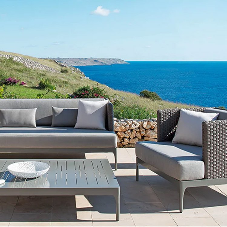 Sofa sân vườn khung nhôm, đan giả mây xám, nệm ghi, bàn trà mặt kim loại, view biển đẹp