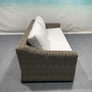 Góc nhìn ngang sofa đôi sân vườn, chất liệu nhựa giả mây, nệm dày êm ái