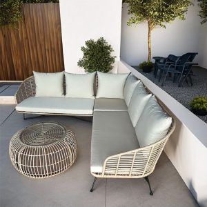 Bộ sofa sân vườn khung kim loại, dây nhựa giả mây, nệm ghi sáng đặt ngoài trời