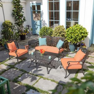 Bộ sofa ngoài trời nhôm đúc, nệm cam, có gối trang trí xanh dương, phong cách châu Âu