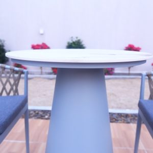 Cận cảnh bàn tròn ngoài trời mặt đá marble, chân nhôm sơn tĩnh điện