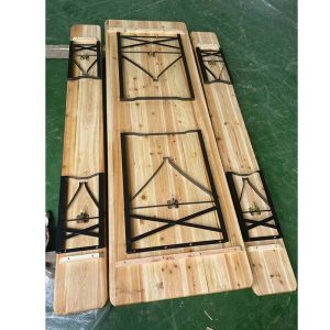 Bộ bàn ghế ngoài trời gỗ gập, mặt dưới thể hiện cơ cấu gập khung sắt
