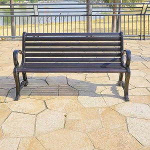 Ghế băng ngoài trời màu đen toàn bộ, thiết kế chắc chắn, phù hợp lắp đặt nơi công cộng
