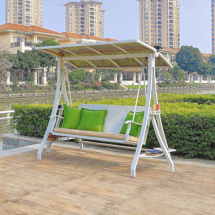Xích đu ngoài trời 3 chỗ, lưng ghế phẳng, gối xanh lá, khung sắt trắng, mái che lớn