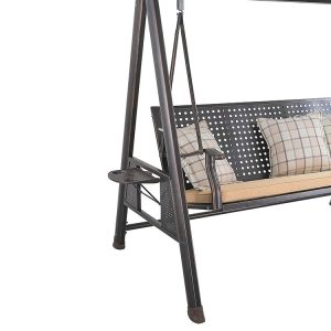 Cận cảnh tay vịn xích đu ngoài trời có khay để ly, nệm kem và gối caro