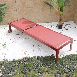 Ghế tắm nắng ngoài trời đặt sân vườn, khung nhôm đỏ cam, vải textilene, phong cách hiện đại.