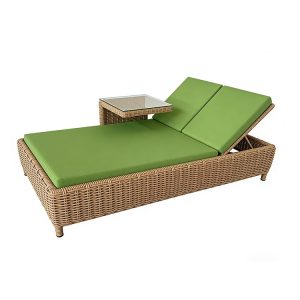 Cận cảnh ghế tắm nắng đôi nhựa giả mây nệm xanh lá và bàn kính