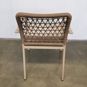 Mặt sau ghế sân vườn dây rope, khung nhôm sơn màu be, chụp trong nhà