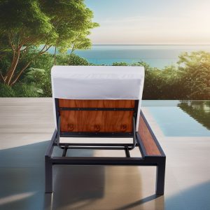 Góc nhìn sau ghế tắm nắng ngoài trời, tựa lưng gỗ teak, nệm trắng