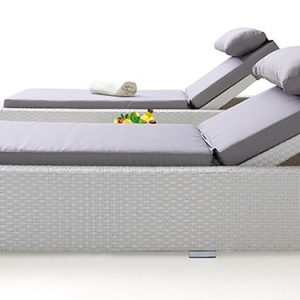 Hai ghế tắm nắng ngoài trời nhựa giả mây trắng, nệm ghi xám điều chỉnh ngả lưng