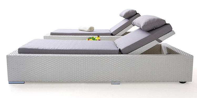 Hai ghế tắm nắng ngoài trời nhựa giả mây trắng, nệm ghi xám điều chỉnh ngả lưng