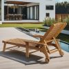 Ghế tắm nắng nhựa giả gỗ ngoài trời đặt cạnh hồ bơi biệt thự, có bánh xe tiện di chuyển