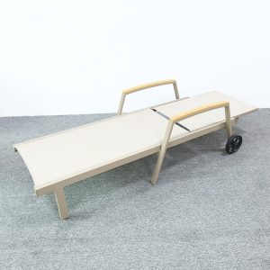 Ghế hồ bơi ngoài trời màu be, khung nhôm, mặt lưới textilene, chụp trong studio