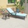 Ghế tắm nắng ngoài trời nhôm đúc nệm xanh dương nhạt, bàn phụ vuông, bối cảnh sân vườn đẹp