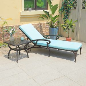 Ghế tắm nắng ngoài trời nhôm đúc nệm xanh dương nhạt, bàn phụ vuông, bối cảnh sân vườn đẹp
