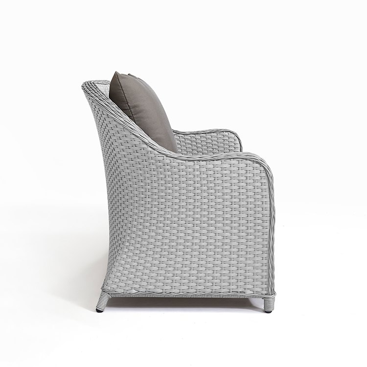 Góc nhìn ngang sofa đôi nhựa giả mây xám, kiểu dáng bo cong hiện đại