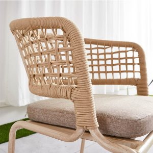 Cận cảnh tay vịn ghế đan dây rope chắc chắn, nệm ngồi dày dặn