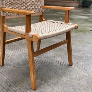 Cận cảnh chân và tay vịn ghế gỗ đan dây ngoài trời, thiết kế hiện đại