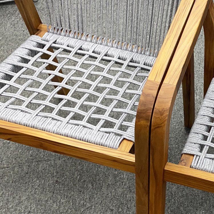 Chi tiết góc tay vịn và mặt ghế đan dây rope tinh xảo, khung gỗ cao cấp