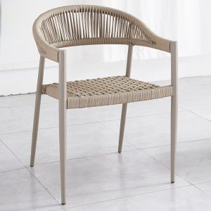 Ghế sân vườn không nệm, lộ rõ dây rope đan tay chắc chắn