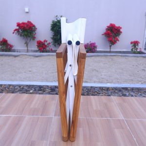 Ghế xếp ngoài trời khung gỗ teak ở trạng thái gấp gọn, tiết kiệm diện tích