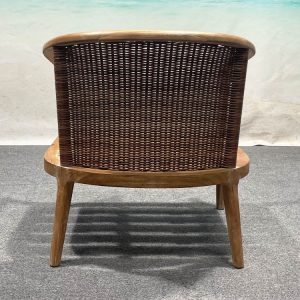 Mặt sau ghế sân vườn đan dây nhựa giả mây, khung gỗ chắc chắn