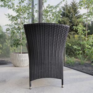 Mặt sau ghế sân vườn nhựa giả mây, chân ghế có ốp kim loại chống mòn
