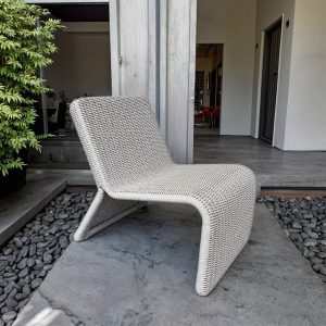 Ghế giả mây màu xám nhạt đặt cạnh cửa, phong cách hiện đại tối giản