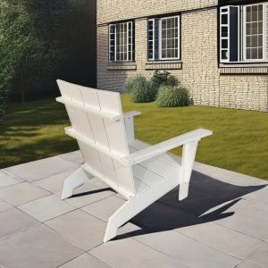 Ghế Adirondack trắng nổi bật trên nền sân lát gạch cạnh bãi cỏ