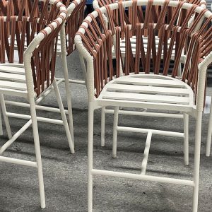 Nhiều ghế bar ngoài trời khung nhôm trắng, đan dây rope nâu, có thể xếp chồng