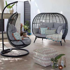 Bộ ghế lồng trứng ngoài trời màu đen, có ghế treo, nệm xám, phối gối trang trí