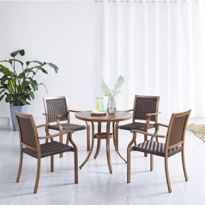 Bộ bàn ghế sân vườn 5 món, bàn tròn mặt gỗ, ghế nhôm đan dây nhựa giả mây, phù hợp không gian ngoài trời.