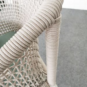 Cận cảnh chi tiết đan dây rope tay vịn ghế bar ngoài trời