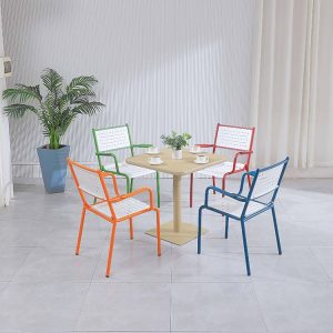 Bộ bàn ghế sân vườn 5 món, ghế phối trắng nhiều màu, bàn vuông vàng kem, phong cách hiện đại