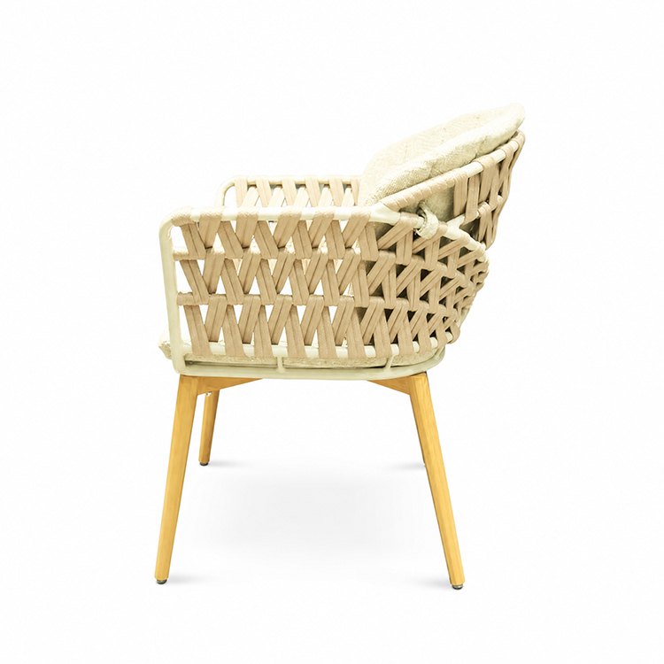 Góc nhìn ngang ghế sân vườn đan dây bản lớn, chân nhôm giả gỗ