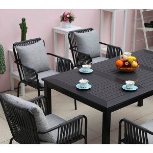 Cận cảnh bàn ghế sân vườn dây rope, nệm tựa màu ghi, bàn nhôm sơn tĩnh điện